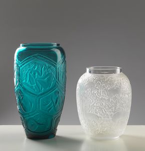 LALIQUE - Coppia di vasi. Uno dalla serie 'Baccanthes' in vetro soffiato a stampo color azzurro, con decoro di figure femminili. Uno dalla serie 'Biches' in vetro soffiato a stampo, decorato con cerbiatti e fogliame