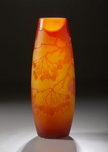GALL� : Vaso in vetro doppio, decoro di foglie e bacche nei toni dell'arancio e del rosso, finemente inciso ad acido  - Asta Asta 401 | ARTE ANTICA E DEL XIX SECOLO Online - Associazione Nazionale - Case d'Asta italiane