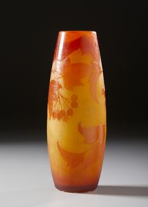 GALL� : Vaso in vetro doppio, decoro di foglie e bacche nei toni dell'arancio e del rosso, finemente inciso ad acido  - Asta Asta 401 | ARTE ANTICA E DEL XIX SECOLO Online - Associazione Nazionale - Case d'Asta italiane