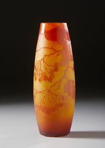 GALL� : Vaso in vetro doppio, decoro di foglie e bacche nei toni dell'arancio e del rosso, finemente inciso ad acido  - Asta Asta 401 | ARTE ANTICA E DEL XIX SECOLO Online - Associazione Nazionale - Case d'Asta italiane