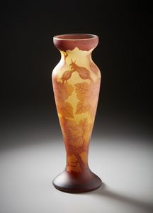 MANIFATTURA FRANCESE DEL XX SECOLO - Vaso a balaustro con decori floreali nei toni del bruno e dell'arancio