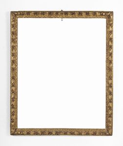 MANIFATTURA EMILIANA DEL XVIII SECOLO - Cornice in legno intagliato e dorato con fascia decorata a motivi fitomorfi