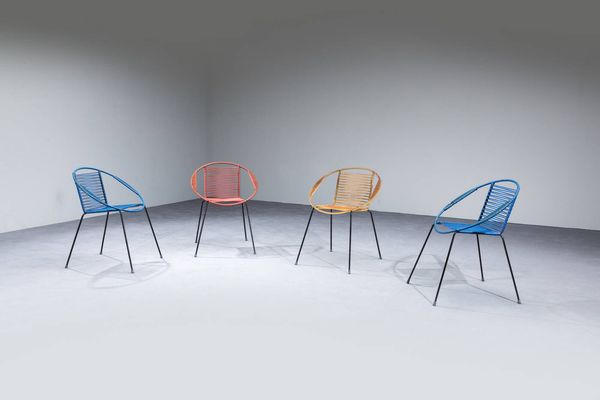 PRODUZIONE ITALIANA : Quattro sedie con struttura in ferro e seduta in materiale plastico. Anni '60 cm 73 5x57x45  - Asta Design - Associazione Nazionale - Case d'Asta italiane