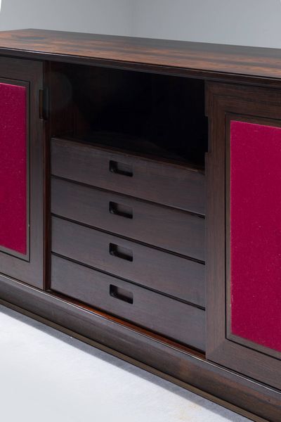 PRODUZIONE ITALIANA : Grande credenza in legno e ante rivestite in tessuto. Anni '70 cm 85x207x48  Difetti  - Asta Design - Associazione Nazionale - Case d'Asta italiane