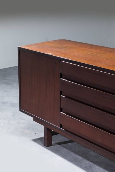 PRODUZIONE ITALIANA : Sideboard in legno  fronte a due sportelli e cassetti. Anni '50 cm 76x239x43  - Asta Design - Associazione Nazionale - Case d'Asta italiane
