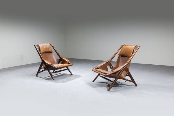 LONGHI - PARMA : Coppia di poltrone in legno e seduta in cuoio.  Etichetta del Produttore Anni '60 cm 85x75x85  Difetti  - Asta Design - Associazione Nazionale - Case d'Asta italiane