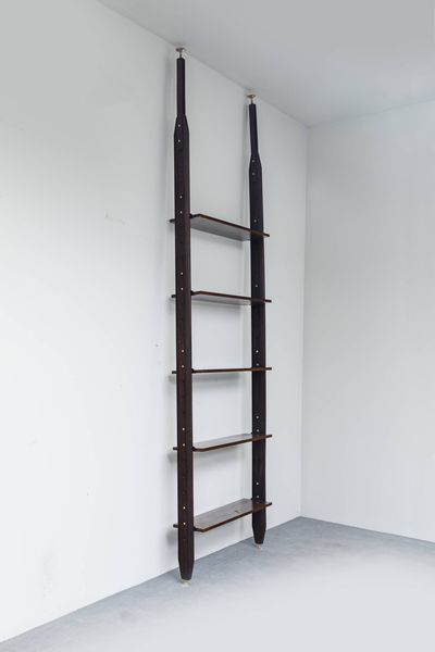 PRODUZIONE ITALIANA : Grande libreria cielo/terra con struttura in legno  particolari in ottone. Anni '60 cm 295 (max 316)x85  - Asta Design - Associazione Nazionale - Case d'Asta italiane