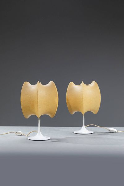 PRODUZIONE ITALIANA : Coppia di lampade da tavolo con struttura in metallo laccato e paralume in coccon. Anni '60 h cm 34 5x25  - Asta Design - Associazione Nazionale - Case d'Asta italiane