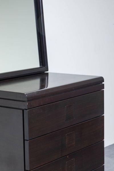 PRODUZIONE ITALIANA : Cassettiera toeletta con specchio in legno laccato. Anni '70 cm 74x55x70 h cm 150 (max) specchio cm 77x70  - Asta Design - Associazione Nazionale - Case d'Asta italiane