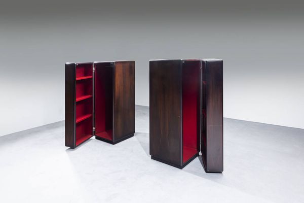PRODUZIONE ITALIANA : Coppia di mobili portabiti in legno  interno rivestito in legno laminato rosso. Anni '70  cm 150x80x58  - Asta Design - Associazione Nazionale - Case d'Asta italiane