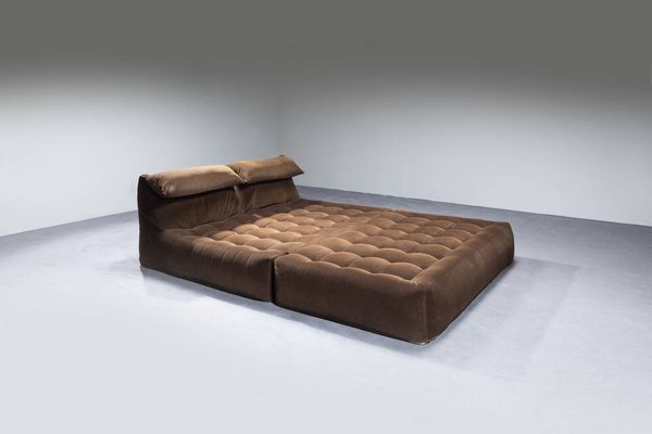 MARIO BELLINI : Letto matrimoniale serie Le bambole imbottito in velluto a coste.  Marcato sotto la base. Prod. B&B anni '70 cm 75x175x250  Difetti  - Asta Design - Associazione Nazionale - Case d'Asta italiane