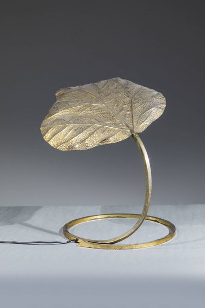 TOMMASO BARBI : Lampada da tavolo a una foglia in ottone. Anni '70 h cm 60x68x53  - Asta Design - Associazione Nazionale - Case d'Asta italiane