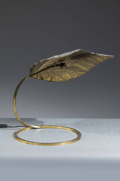 TOMMASO BARBI : Lampada da tavolo a una foglia in ottone. Anni '70 h cm 60x68x53  - Asta Design - Associazione Nazionale - Case d'Asta italiane