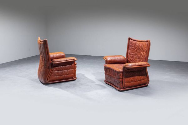 PRODUZIONE ITALIANA : Coppia di poltrone in pelle. Anni '70 cm 96x100x75  Difetti  - Asta Design - Associazione Nazionale - Case d'Asta italiane
