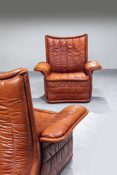 PRODUZIONE ITALIANA : Coppia di poltrone in pelle. Anni '70 cm 96x100x75  Difetti  - Asta Design - Associazione Nazionale - Case d'Asta italiane