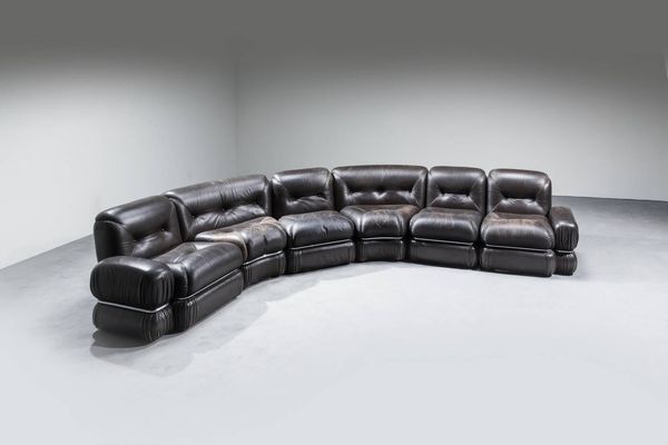 PRODUZIONE ITALIANA : Grande divano modulare in pelle con struttura in acciaio.  Anni '70 ca. cm 67x330x210  - Asta Design - Associazione Nazionale - Case d'Asta italiane