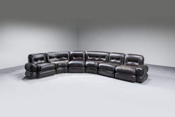 PRODUZIONE ITALIANA : Grande divano modulare in pelle con struttura in acciaio.  Anni '70 ca. cm 67x330x210  - Asta Design - Associazione Nazionale - Case d'Asta italiane