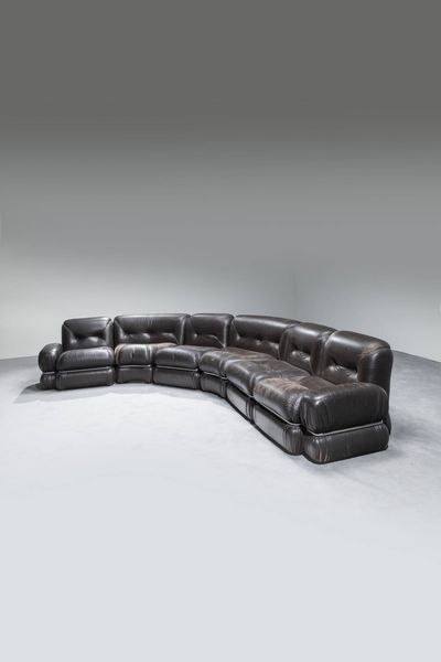 PRODUZIONE ITALIANA : Grande divano modulare in pelle con struttura in acciaio.  Anni '70 ca. cm 67x330x210  - Asta Design - Associazione Nazionale - Case d'Asta italiane