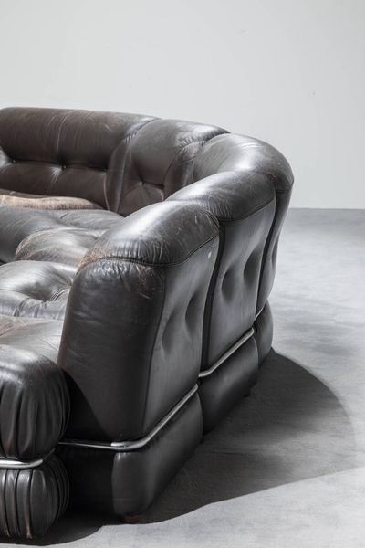 PRODUZIONE ITALIANA : Grande divano modulare in pelle con struttura in acciaio.  Anni '70 ca. cm 67x330x210  - Asta Design - Associazione Nazionale - Case d'Asta italiane