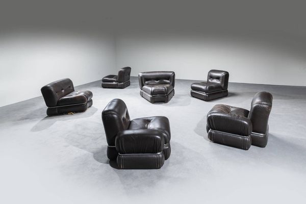 PRODUZIONE ITALIANA : Grande divano modulare in pelle con struttura in acciaio.  Anni '70 ca. cm 67x330x210  - Asta Design - Associazione Nazionale - Case d'Asta italiane