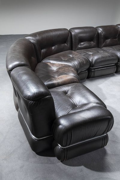 PRODUZIONE ITALIANA : Grande divano modulare in pelle con struttura in acciaio.  Anni '70 ca. cm 67x330x210  - Asta Design - Associazione Nazionale - Case d'Asta italiane
