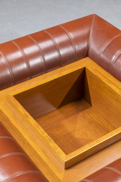 FRAU : Tavolino in pelle con contenitore in legno. Prod. Poltrona Frau anni '70 cm 36x109x109  - Asta Design - Associazione Nazionale - Case d'Asta italiane