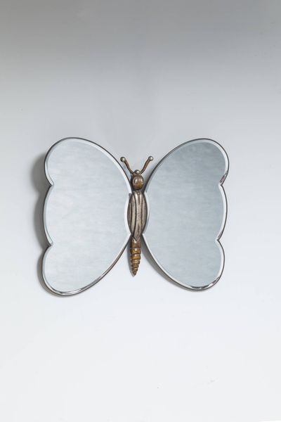PRODUZIONE ITALIANA : Specchio a forma di farfalla legno tornito  bordo in ottone e vetro specchiato. Anni '40 cm 61x75 5  - Asta Design - Associazione Nazionale - Case d'Asta italiane