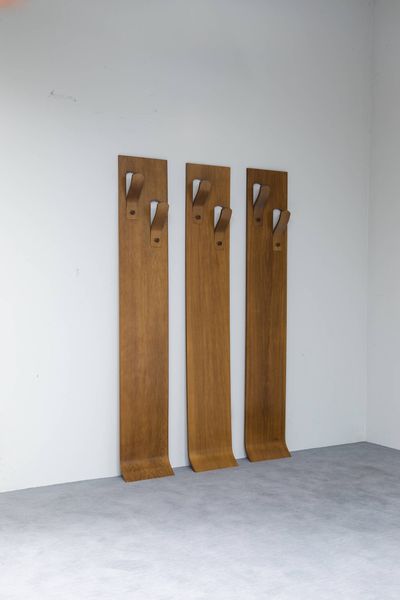 PRODUZIONE ITALIANA : Tre appendiabiti in legno curvo.  Anni '70 cm 178x30x10 cad.  Difetti  - Asta Design - Associazione Nazionale - Case d'Asta italiane