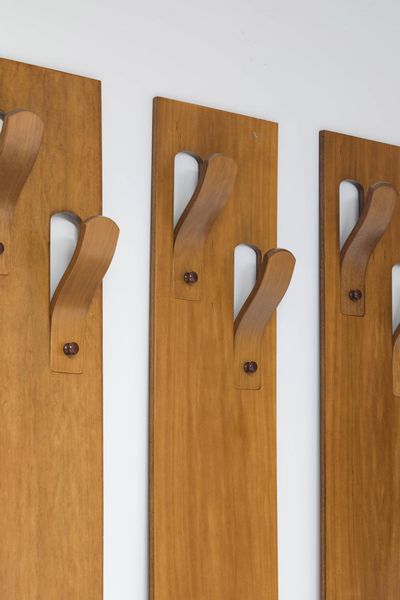 PRODUZIONE ITALIANA : Tre appendiabiti in legno curvo.  Anni '70 cm 178x30x10 cad.  Difetti  - Asta Design - Associazione Nazionale - Case d'Asta italiane