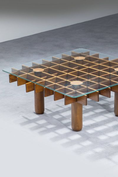 PRODUZIONE ITALIANA : Coppia di tavolini con struttura a doghe in legno  piano in vetro. Anni '70 cm 34 5x76x76  - Asta Design - Associazione Nazionale - Case d'Asta italiane