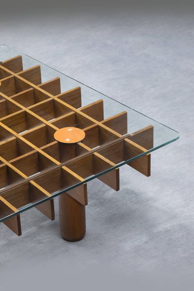 PRODUZIONE ITALIANA : Coppia di tavolini con struttura a doghe in legno  piano in vetro. Anni '70 cm 34 5x76x76  - Asta Design - Associazione Nazionale - Case d'Asta italiane