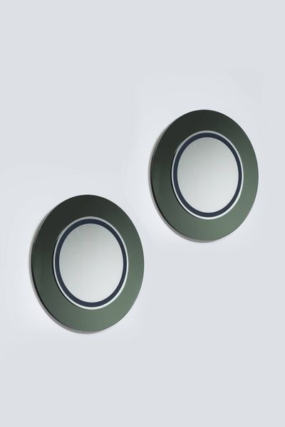 CRISTAL ART : Coppia di specchi in vetro colorato e vetro specchiato.  Prod. Cristal Art anni '60 diam. cm 70  - Asta Design - Associazione Nazionale - Case d'Asta italiane