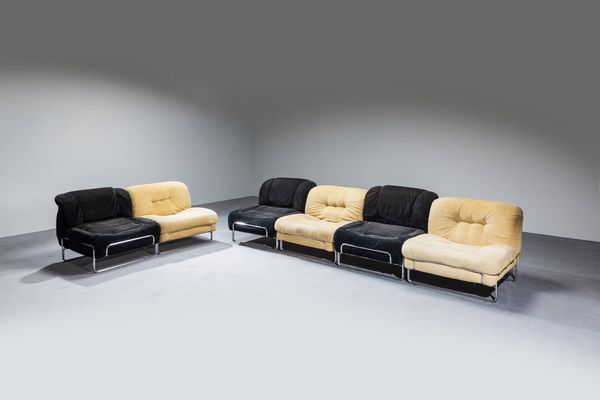 PRODUZIONE ITALIANA : Set composto da divano modulare e poltrone con struttura in acciaio cromato  imbottitura rivestita in velluto. Anni '70 cm 74x71x80  - Asta Design - Associazione Nazionale - Case d'Asta italiane