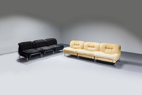 PRODUZIONE ITALIANA : Set composto da divano modulare e poltrone con struttura in acciaio cromato  imbottitura rivestita in velluto. Anni '70 cm 74x71x80  - Asta Design - Associazione Nazionale - Case d'Asta italiane