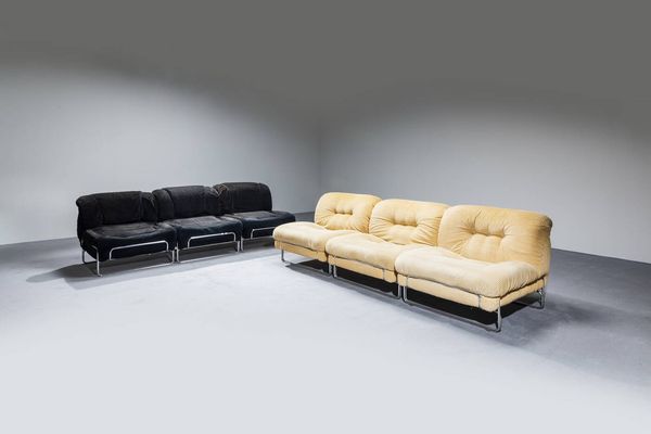 PRODUZIONE ITALIANA : Set composto da divano modulare e poltrone con struttura in acciaio cromato  imbottitura rivestita in velluto. Anni '70 cm 74x71x80  - Asta Design - Associazione Nazionale - Case d'Asta italiane