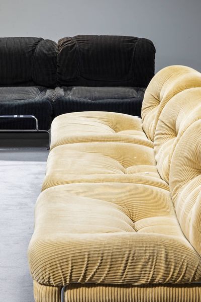 PRODUZIONE ITALIANA : Set composto da divano modulare e poltrone con struttura in acciaio cromato  imbottitura rivestita in velluto. Anni '70 cm 74x71x80  - Asta Design - Associazione Nazionale - Case d'Asta italiane