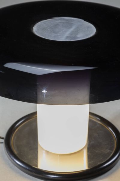 PRODUZIONE ITALIANA : Lampada da tavolo con base in metallo  paralume  e struttura in vetro a due colori. h cm 30x47  - Asta Design - Associazione Nazionale - Case d'Asta italiane