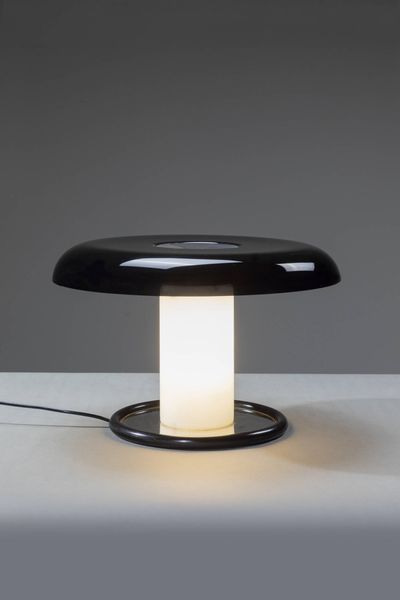 PRODUZIONE ITALIANA : Lampada da tavolo con base in metallo  paralume  e struttura in vetro a due colori. h cm 30x47  - Asta Design - Associazione Nazionale - Case d'Asta italiane