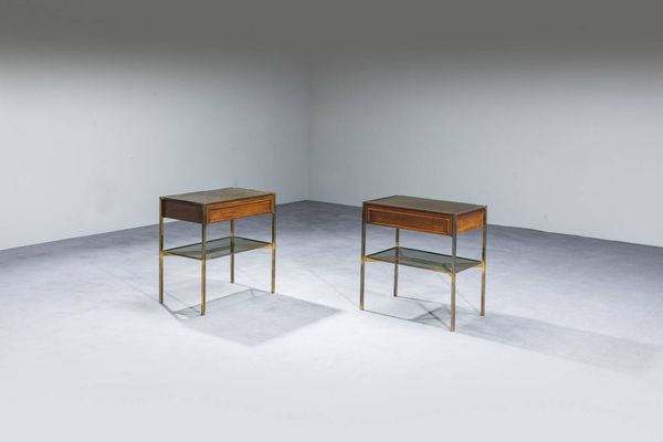 PRODUZIONE ITALIANA : Coppia di comodini in ottone e legno con piani in vetro.  Anni '70  cm 58x55x35 5  - Asta Design - Associazione Nazionale - Case d'Asta italiane