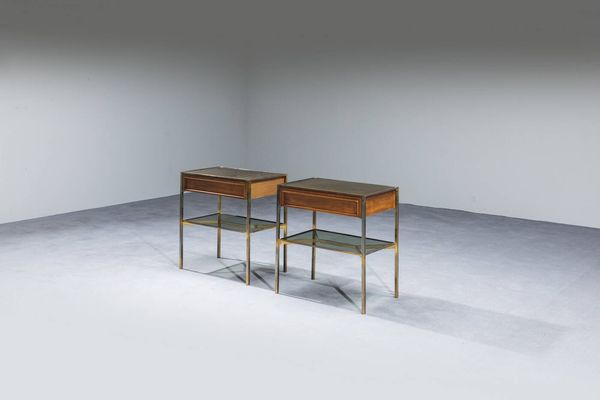PRODUZIONE ITALIANA : Coppia di comodini in ottone e legno con piani in vetro.  Anni '70  cm 58x55x35 5  - Asta Design - Associazione Nazionale - Case d'Asta italiane