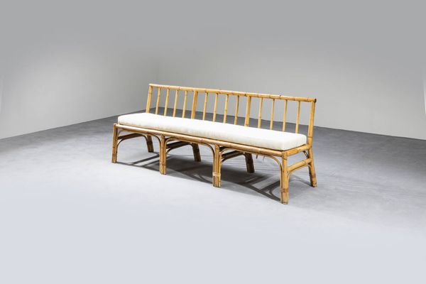 PRODUZIONE ITALIANA : Panca da centro con struttura in bamboo e giunco  cuscino rivestito in tessuto.  Anni '60  cm 78x200x55  - Asta Design - Associazione Nazionale - Case d'Asta italiane