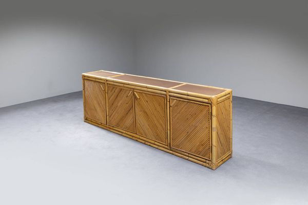 VIVAI DEL SUD : Grande credenza  a quattro ante con struttura in bamboo e piani in vetro.  Prod. Vivai sel Sud anni '70 cm 180 5x239x42  - Asta Design - Associazione Nazionale - Case d'Asta italiane