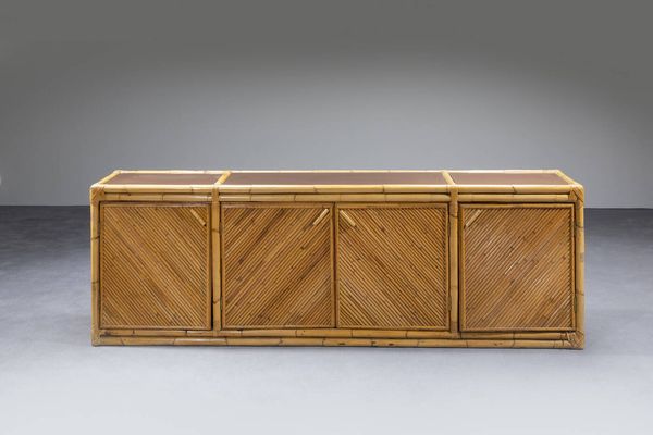 VIVAI DEL SUD : Grande credenza  a quattro ante con struttura in bamboo e piani in vetro.  Prod. Vivai sel Sud anni '70 cm 180 5x239x42  - Asta Design - Associazione Nazionale - Case d'Asta italiane