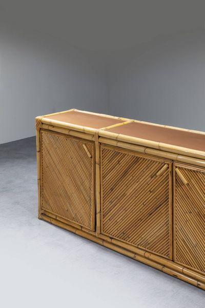 VIVAI DEL SUD : Grande credenza  a quattro ante con struttura in bamboo e piani in vetro.  Prod. Vivai sel Sud anni '70 cm 180 5x239x42  - Asta Design - Associazione Nazionale - Case d'Asta italiane
