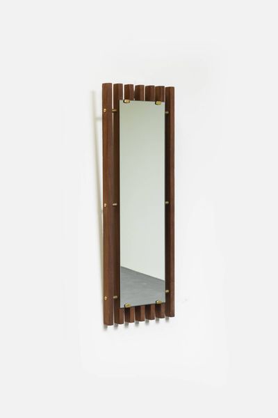 PRODUZIONE ITALIANA : Specchio con struttura listellare in legno e ottone  cristallo specchiato. Anni '60  cm 92x41  - Asta Design - Associazione Nazionale - Case d'Asta italiane