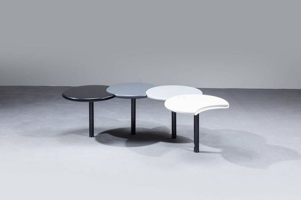 ISAO HOSOE  ANN MARINELLI : Tavolino in legno laccato formato da quattro cerchi mobili poggianti su basi in legno laccato. Prod. Arflex anni '80 cm 42 5x88x88  Difetti  - Asta Design - Associazione Nazionale - Case d'Asta italiane