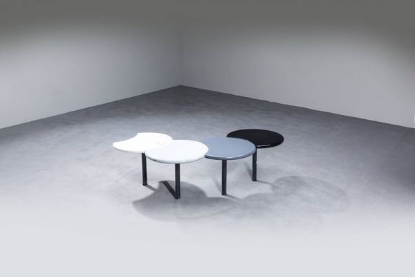 ISAO HOSOE  ANN MARINELLI : Tavolino in legno laccato formato da quattro cerchi mobili poggianti su basi in legno laccato. Prod. Arflex anni '80 cm 42 5x88x88  Difetti  - Asta Design - Associazione Nazionale - Case d'Asta italiane