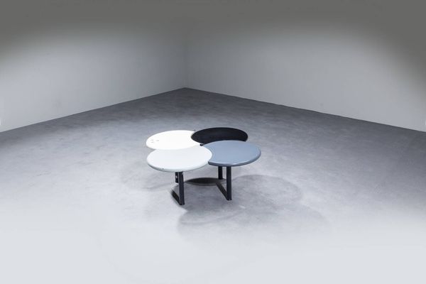 ISAO HOSOE  ANN MARINELLI : Tavolino in legno laccato formato da quattro cerchi mobili poggianti su basi in legno laccato. Prod. Arflex anni '80 cm 42 5x88x88  Difetti  - Asta Design - Associazione Nazionale - Case d'Asta italiane