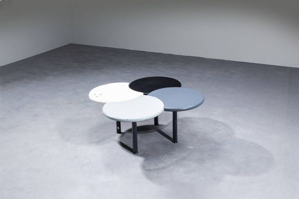ISAO HOSOE  ANN MARINELLI : Tavolino in legno laccato formato da quattro cerchi mobili poggianti su basi in legno laccato. Prod. Arflex anni '80 cm 42 5x88x88  Difetti  - Asta Design - Associazione Nazionale - Case d'Asta italiane