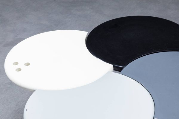 ISAO HOSOE  ANN MARINELLI : Tavolino in legno laccato formato da quattro cerchi mobili poggianti su basi in legno laccato. Prod. Arflex anni '80 cm 42 5x88x88  Difetti  - Asta Design - Associazione Nazionale - Case d'Asta italiane
